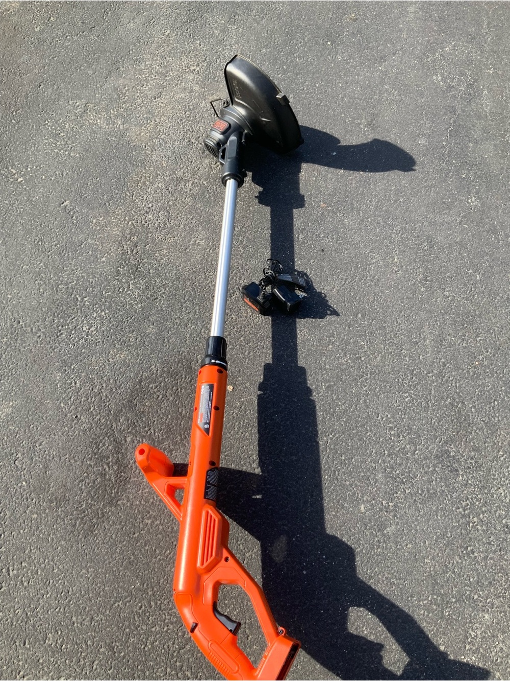 Black & Decker 20V Cordless String Trimmer + charger. No battery. LST201.